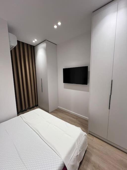 Spacious Apartment Ish-Blloku Area Тирана Екстер'єр фото