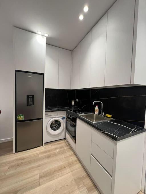 Spacious Apartment Ish-Blloku Area Тирана Екстер'єр фото