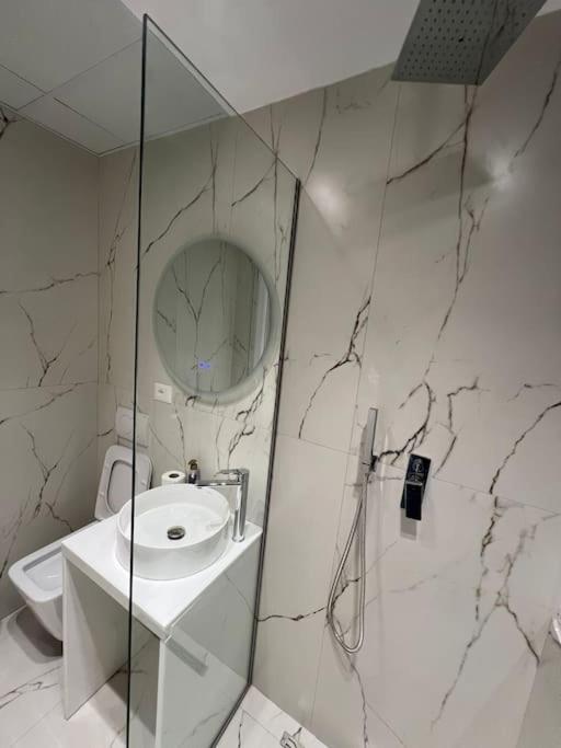 Spacious Apartment Ish-Blloku Area Тирана Екстер'єр фото